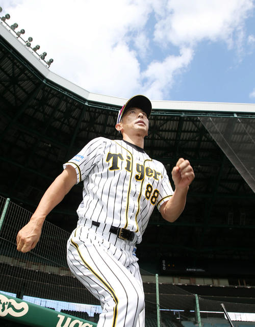 青空をバックにグラウンド入りする矢野監督（撮影・加藤哉）