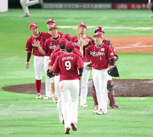 ソフトバンク対楽天　初戦を制しハイタッチをする楽天ナイン（撮影・梅根麻紀）