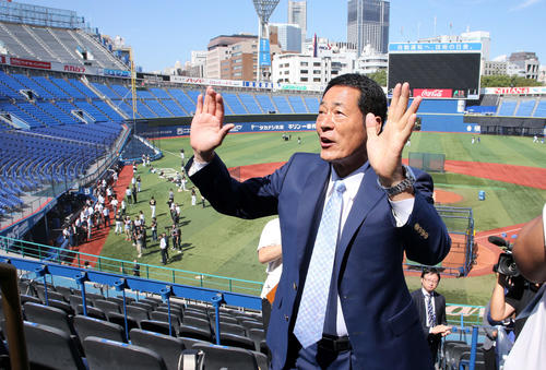 CSファーストステージDeNA対阪神　CS内野指定券配布イベントに登場した中畑氏（撮影・鈴木正人）
