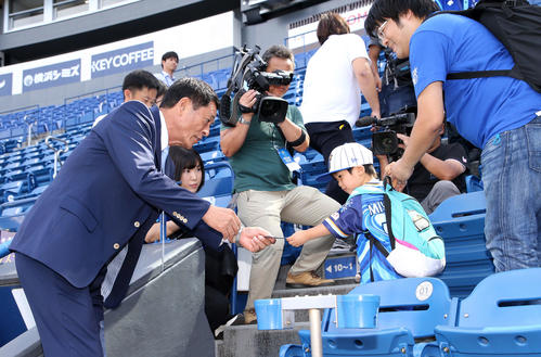 CSファーストステージDeNA対阪神　CS内野指定券を渡す中畑氏（左）（撮影・鈴木正人）