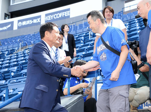 CSファーストステージDeNA対阪神　CS内野指定券を渡し握手する中畑氏（左）（撮影・鈴木正人）