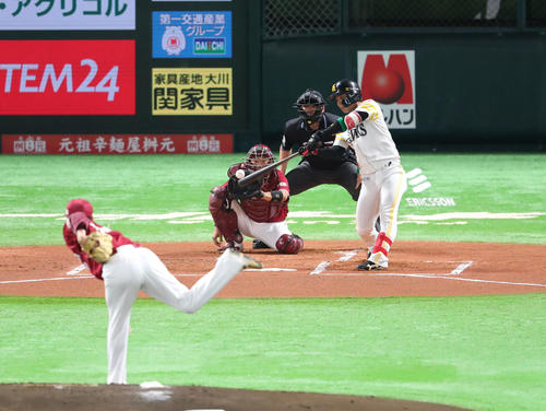 ソフトバンク対楽天　1回裏ソフトバンク1死、今宮健太は右越えに同点本塁打を放つ（撮影・梅根麻紀）