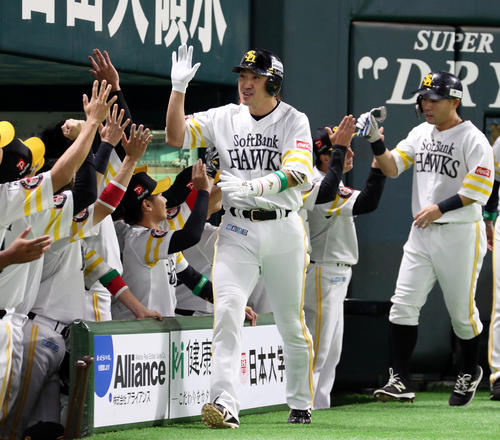 ソフトバンク対楽天　2回裏ソフトバンク1死一塁、内川は勝ち越し2点本塁打を放ちベンチ前でナインの出迎えを受ける（撮影・栗木一考）