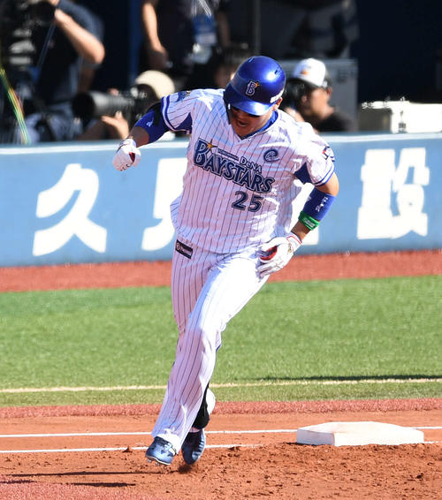 DeNA対阪神　1回裏DeNA無死一、二塁、先制の右越え3点本塁打を放ちほえる筒香（撮影・鈴木みどり）
