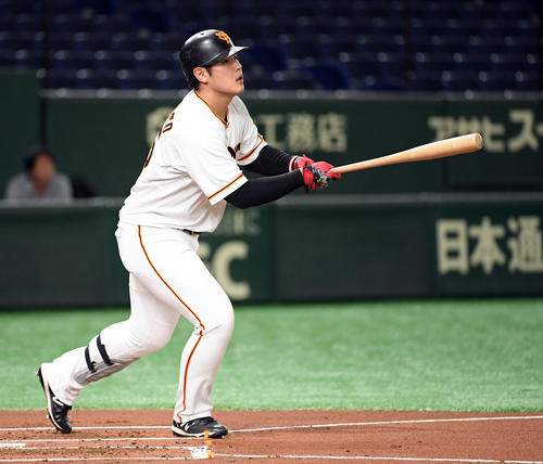 1回裏白組1死二、三塁、右越えに3点本塁打を放つ岡本（撮影・たえ見朱実）