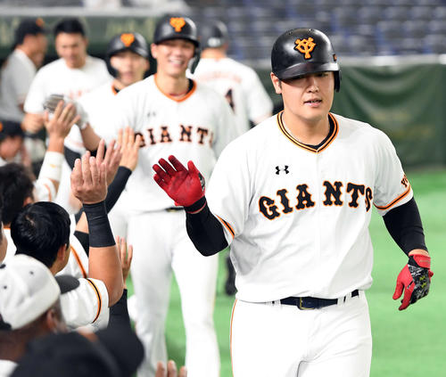 1回裏白組1死二、三塁、右越えに3点本塁打を放つ岡本（撮影・たえ見朱実）