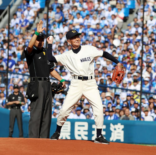 始球式を行う今西錬太郎さん（撮影・加藤哉）