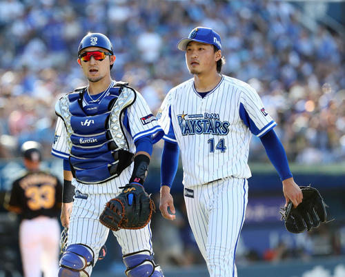 DeNA対阪神　2回表、阪神の攻撃を抑えベンチに引き揚げるDeNA伊藤光（左）と石田（撮影・鈴木正人）