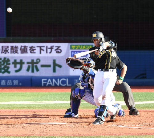 DeNA対阪神　4回表阪神1死三塁、右犠飛を放つ梅野（撮影・鈴木みどり）