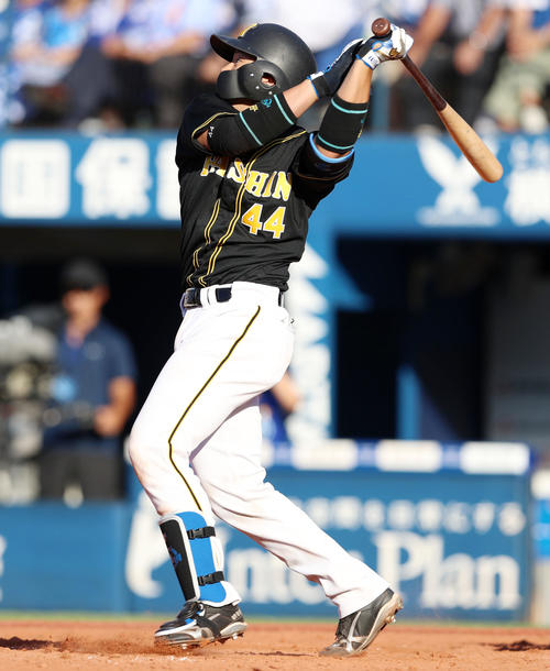 4回表阪神1死三塁、梅野は右飛を放ち犠飛となる（撮影・加藤哉）