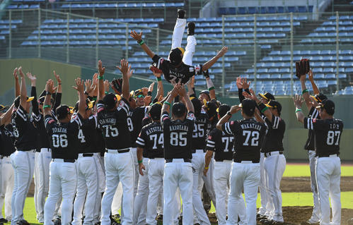 ファーム日本選手権　ソフトバンク対楽天　ファーム選手権に輝き小川一夫2軍監督を胴上げするソフトバンクナイン（撮影・今浪浩三）