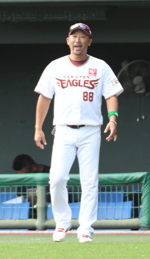 ファーム日本選手権　ソフトバンク対楽天　4回表ソフトバンク1死一、三塁、先発の藤平尚真から弓削隼人の交代を告げる三木肇2軍監督（撮影・今浪浩三）