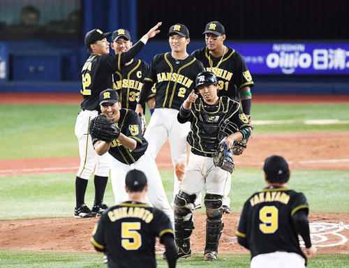DeNAに逆転勝ちし、笑顔の藤川（中央）ら阪神ナイン（撮影・鈴木みどり）