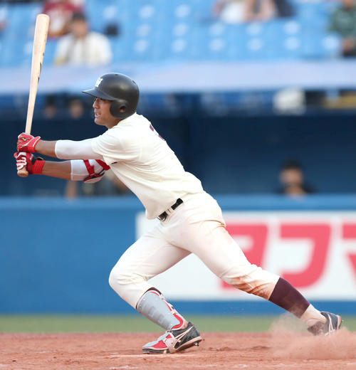 東大対早大、9回裏早大、2死一、三塁で中前に決勝打を放つ福岡（撮影・佐藤成）