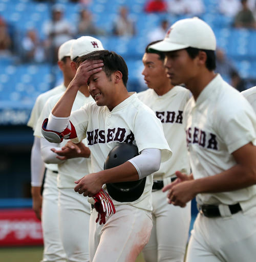 東大対早大　サヨナラで辛くも勝利し、汗をぬぐう早大・福岡（中央）（撮影・大野祥一）
