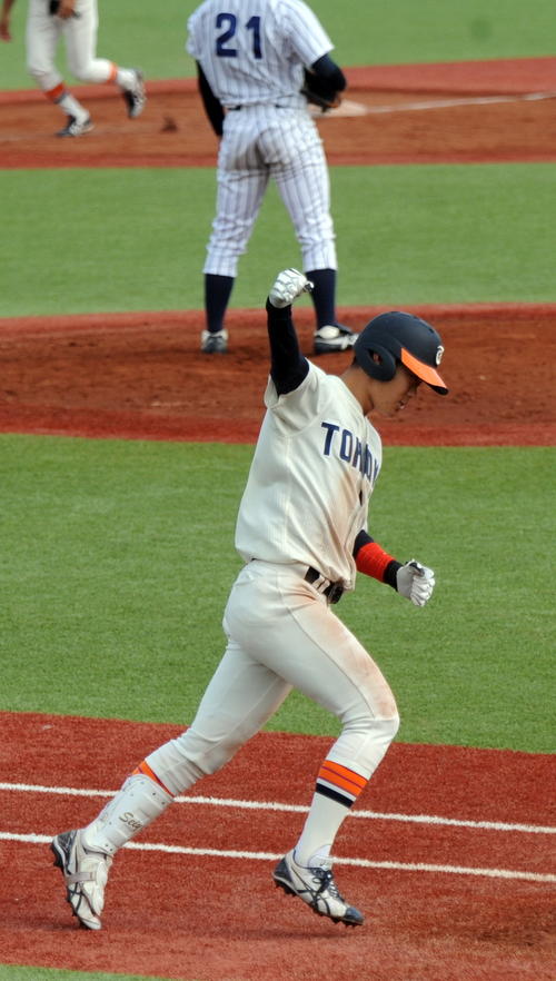 東北福祉大対仙台大　タイブレークの延長10回表東北福祉大1死満塁、4番清水が左越えに決勝の満塁本塁打を放ち、ガッツポーズ