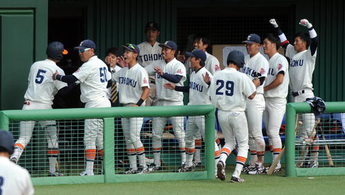 東北福祉大対仙台大　タイブレークの延長10回表、清水（背番号5）の満塁本塁打を喜び合う大塚監督（左から2人目）ら東北福祉大ナイン