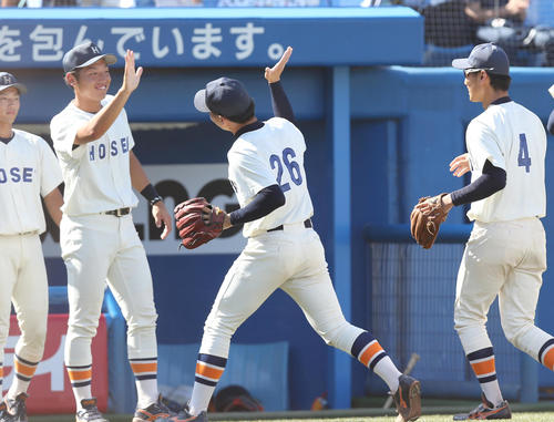 法大対明大、8回裏明大無死満塁ピンチ切り抜けベンチでハイタッチする法大三浦（撮影・佐藤成）