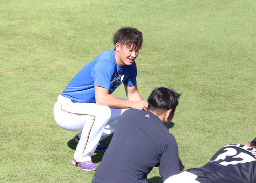 練習中に談笑する日本ハム吉田輝（撮影・中島宙恵）