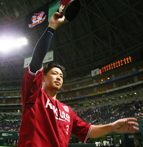 ソフトバンク対楽天　初戦に勝利しファンの声援に応える楽天浅村（撮影・足立雅史）