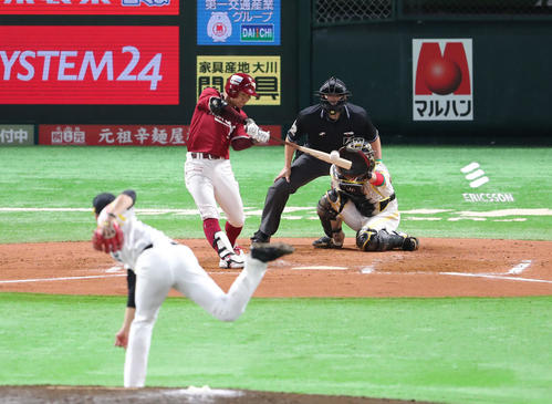ソフトバンク対楽天　7回表楽天2死、茂木は左越えに勝ち越し本塁打を放つ（撮影・梅根麻紀）