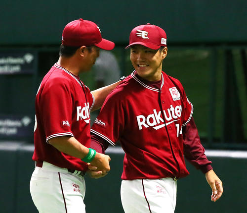 ソフトバンク対楽天　楽天則本昂（右）は初戦の勝利球を平石監督に手渡し笑顔で握手を交わす（撮影・足立雅史）