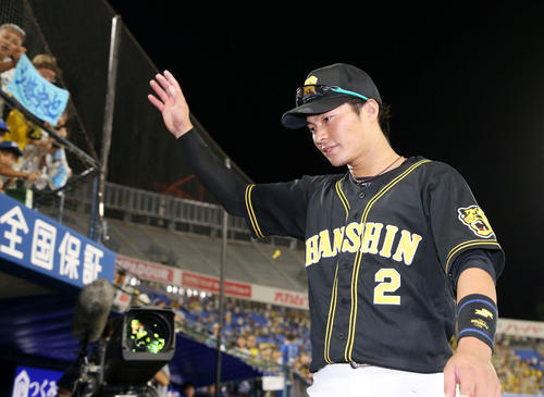 DeNA対阪神　ファンに手を振り引き揚げる北條史也（撮影・鈴木正人）