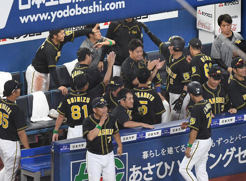 DeNA対阪神　8回表阪神2死二、三塁、北條史也は中越え2点三塁打を放ちナインから祝福される（撮影・奥田泰也）