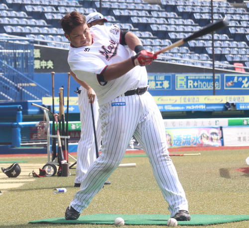 ロングティーを行うロッテ井上（撮影・久永壮真）