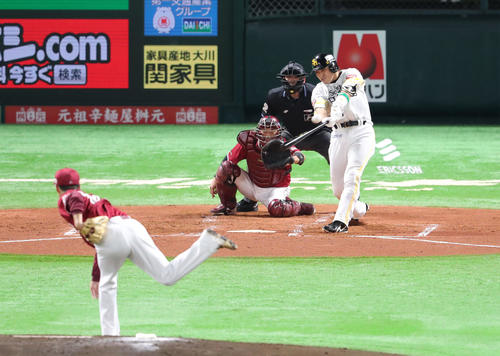 ソフトバンク対楽天　2回裏ソフトバンク1死一塁、内川は左越え2点本塁打を放つ（撮影・梅根麻紀）