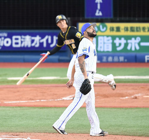DeNA対阪神　7回表阪神1死一、二塁、北條に左越え3点本塁打を浴びるエスコバー（撮影・鈴木みどり）
