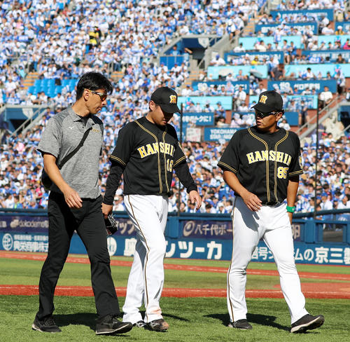 1回裏DeNA無死一塁、宮崎の打球を受けマウンドを降りる西。右は福原コーチ（撮影・加藤哉）