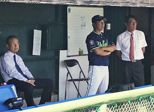 アップする選手をベンチから見る左から衣笠球団社長兼オーナー代行、高津監督、池山2軍監督（撮影・保坂恭子）