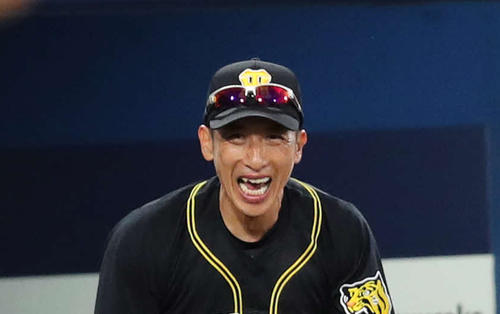 8回表阪神2死二、三塁、北條の中越え適時三塁打に笑顔を見せる矢野監督（撮影・鈴木正人）