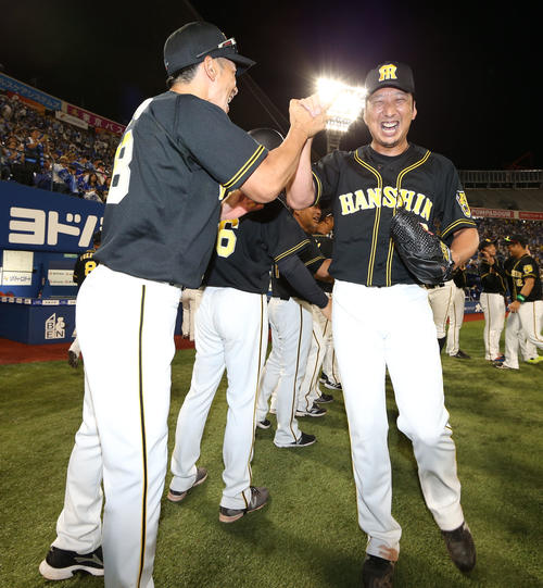 DeNA対阪神　DeNAに勝利し笑顔で矢野監督（左）と握手を交わす藤川（撮影・加藤哉）