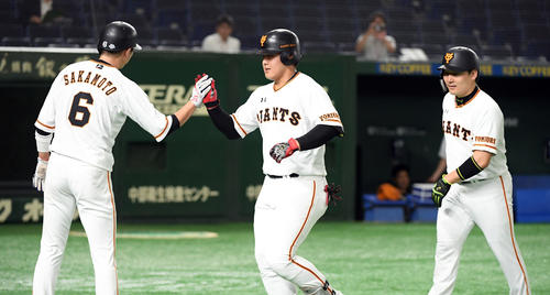 1回裏白組1死二、三塁、右越えに3点本塁打を放つ岡本（撮影・たえ見朱実）