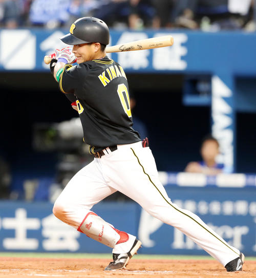 DeNA対阪神　8回表阪神2死二塁、木浪は中前適時打を放つ（撮影・加藤哉）