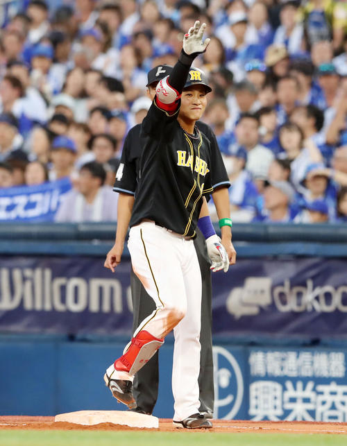 DeNA対阪神　8回表阪神2死二塁、木浪は中前適時打を放ち笑顔でベンチに手を振る（撮影・加藤哉）