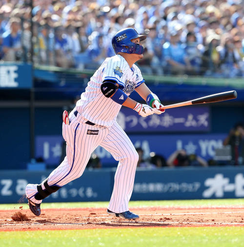 DeNA対阪神　1回裏DeNA無死一、二塁、筒香は右中間本塁打を放つ（撮影・鈴木正人）