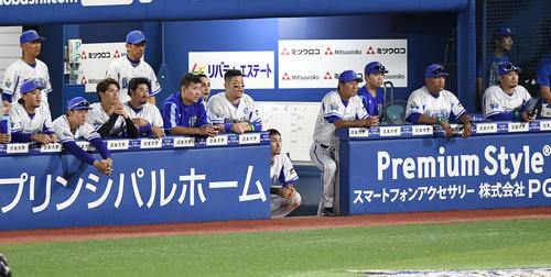 DeNA対阪神　9回裏険しい表情のDeNAラミレス監督（右から2人目）（撮影・鈴木みどり）