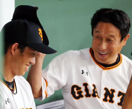 巨人宮本和知コーチ（右）（2019年8月11日撮影）