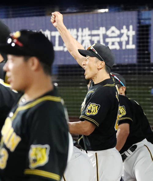 DeNA対阪神　9回裏DeNA2死一、二塁、柴田が左飛に倒れ勝利が決まるとベンチで大きくガッツポーズを決める矢野監督（撮影・加藤哉）