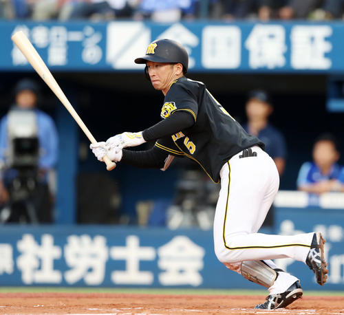 DeNA対阪神　7回表阪神1死一塁、近本は遊内野安打を放つ（撮影・加藤哉）