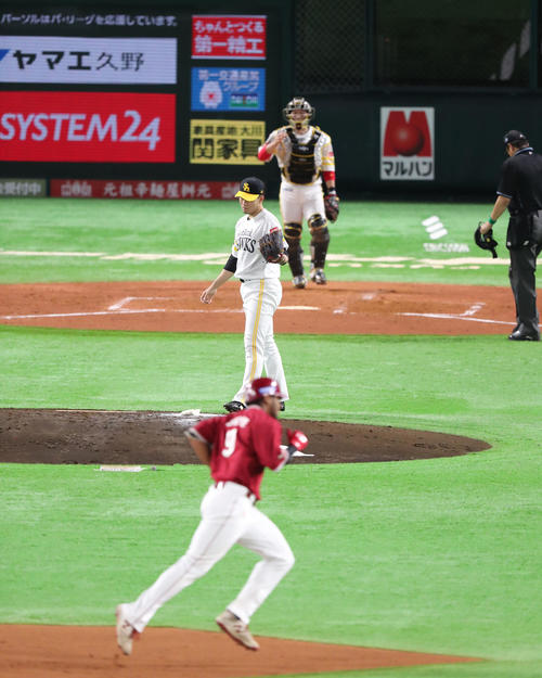 ソフトバンク対楽天　3回表、オコエに本塁打を浴びた千賀（撮影・梅根麻紀）