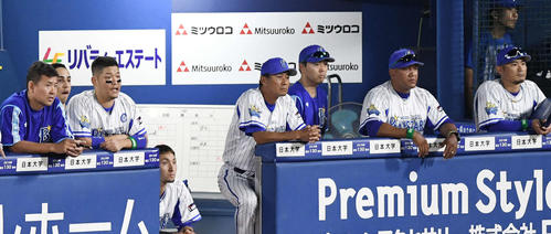 DeNA対阪神　9回裏、険しい表情のDeNAラミレス監督（右から2人目）（撮影・鈴木みどり）