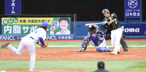 DeNA対阪神　5回表阪神2死一塁、左適時二塁打を放つ北條。投手浜口（撮影・鈴木みどり）