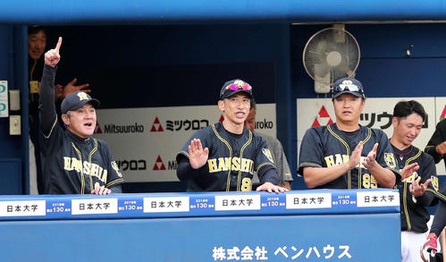 DeNA対阪神　5回表阪神2死三塁、福留の右前適時打で喜ぶ矢野監督（中央）（撮影・鈴木正人）