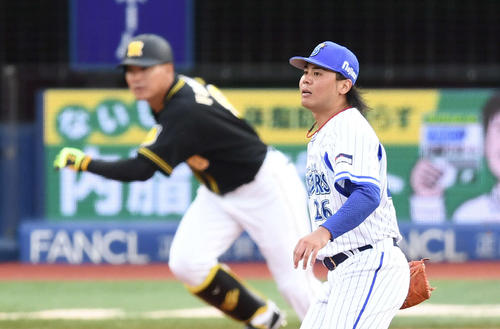 DeNA対阪神　5回表阪神2死三塁、福留に右前適時打を浴びる浜口（撮影・鈴木みどり）