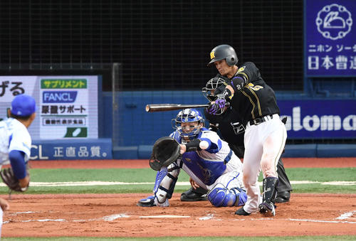 DeNA対阪神　6回表阪神2死三塁、左前適時打を放つ上本。投手今永（撮影・鈴木みどり）