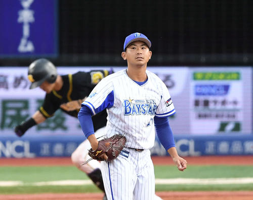 DeNA対阪神　6回表阪神2死三塁、上本に左前適時打を浴びる今永（撮影・鈴木みどり）